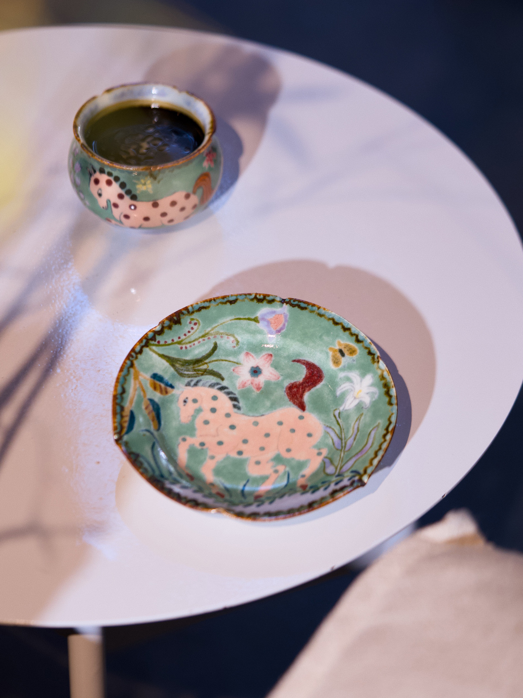 無垠裡・童趣シリーズ 草原を駆ける小馬 錢袋子型マグカップ＆ソーサーセット景徳鎮手描き釉下彩 コーヒーカップ＆プレート