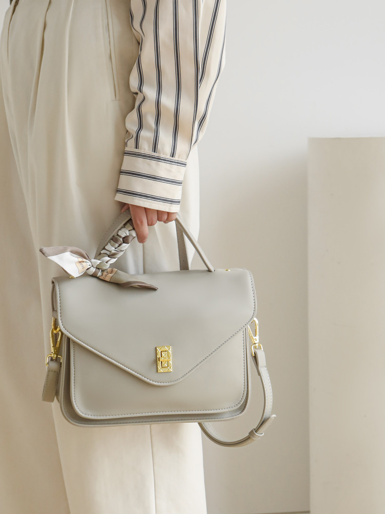 小衆のデザインのかばんの女性2025新モデルの復古の鍵は留めて郵差かばん大容量の通勤の手は提げます単肩斜めにショルダーバ