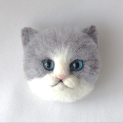 羊毛フェルト 猫 ブローチ ハチワレ 丸顔 羊毛フェルト tiny carrot