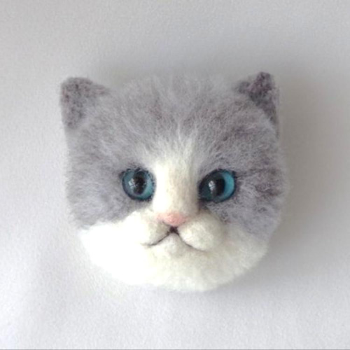 羊毛フェルト 猫 ブローチ ハチワレ 丸顔 羊毛フェルト tiny carrot