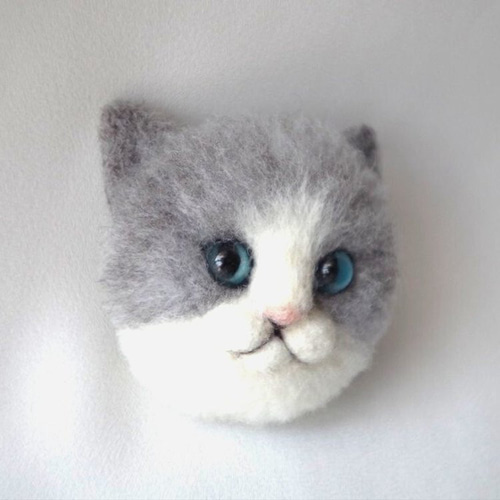 羊毛フェルト 猫 ハチワレ 羊毛フェルトで作るハチワレ猫~お顔編~ 制作風景をご紹介𓂃𓈒𓂂 ⁡ 全身