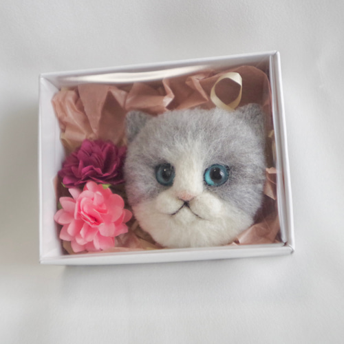 羊毛フェルト 猫 ブローチ ハチワレ 丸顔 羊毛フェルト tiny carrot