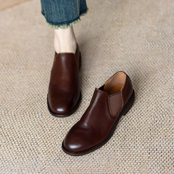 サイドゴアデザインで脱ぎ履きも楽々。サイドゴア スリッポン レザーシューズ フラットシューズ クラシック レトロ 快適 1枚目の画像