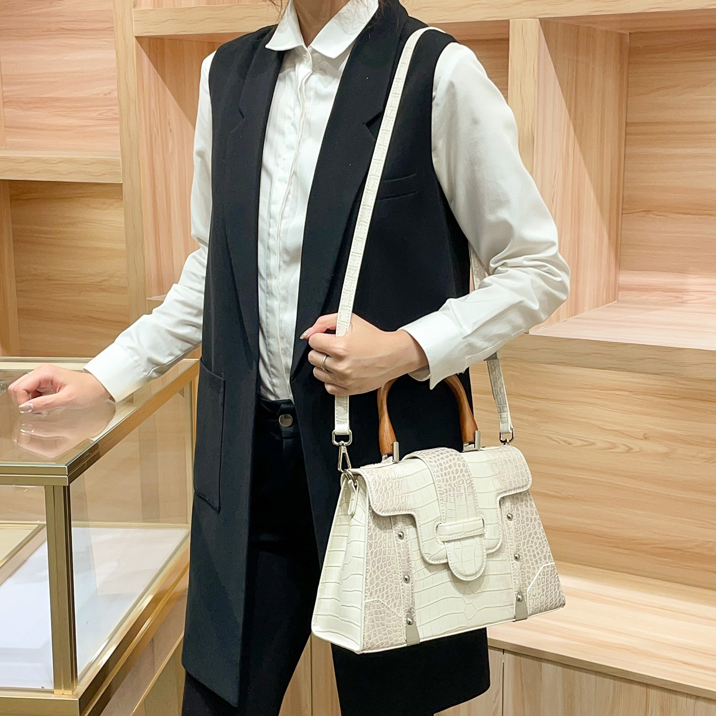 ブランドバッグ2025新モデル大容量本革通勤バッグ高級感ワンショルダーバッグ