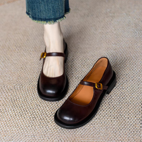 無駄を省き、美しいシルエットを際立たせた大人のメリージェーン