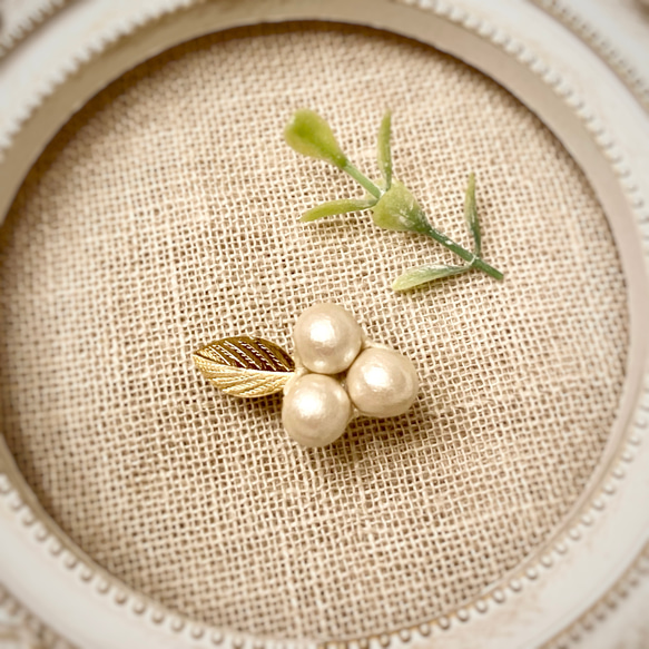 white berry  ホワイトベリーのブローチ〈original〉kiska / gold 3枚目の画像