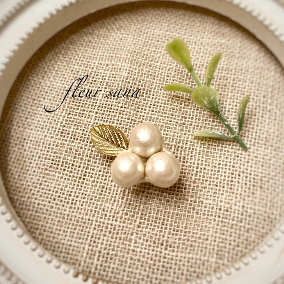 white berry  ホワイトベリーのブローチ〈original〉kiska / gold 1枚目の画像