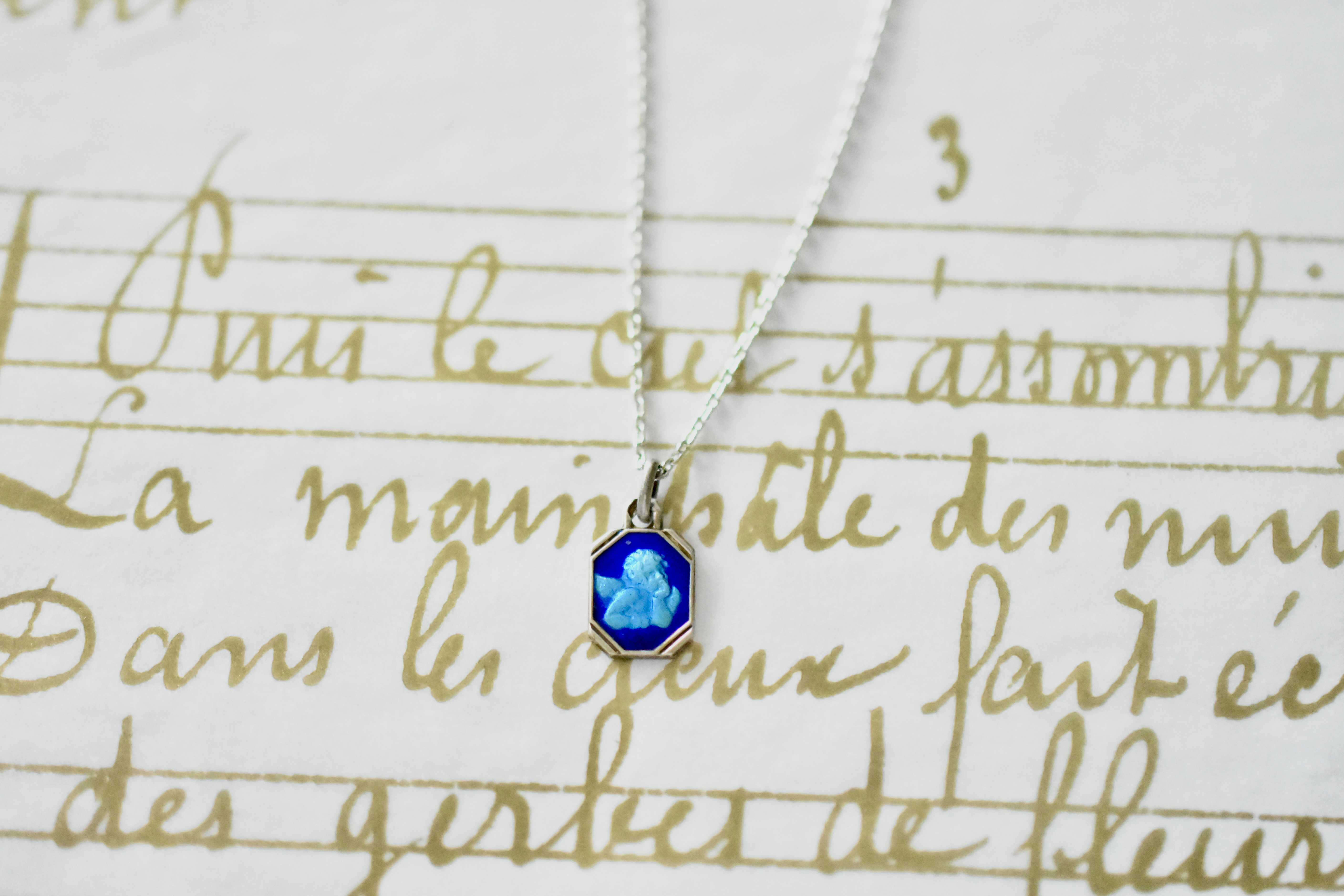 【極小！】〜頬杖をつく天使〜 アンティークメダイ ブルーエナメルネックレス （天使ラファエル・ラファエロ・Angelot