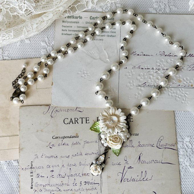 白薔薇とデイジーのパールチェーンペンダント