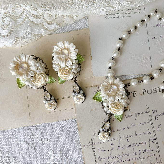 白薔薇とデイジーのイヤリング