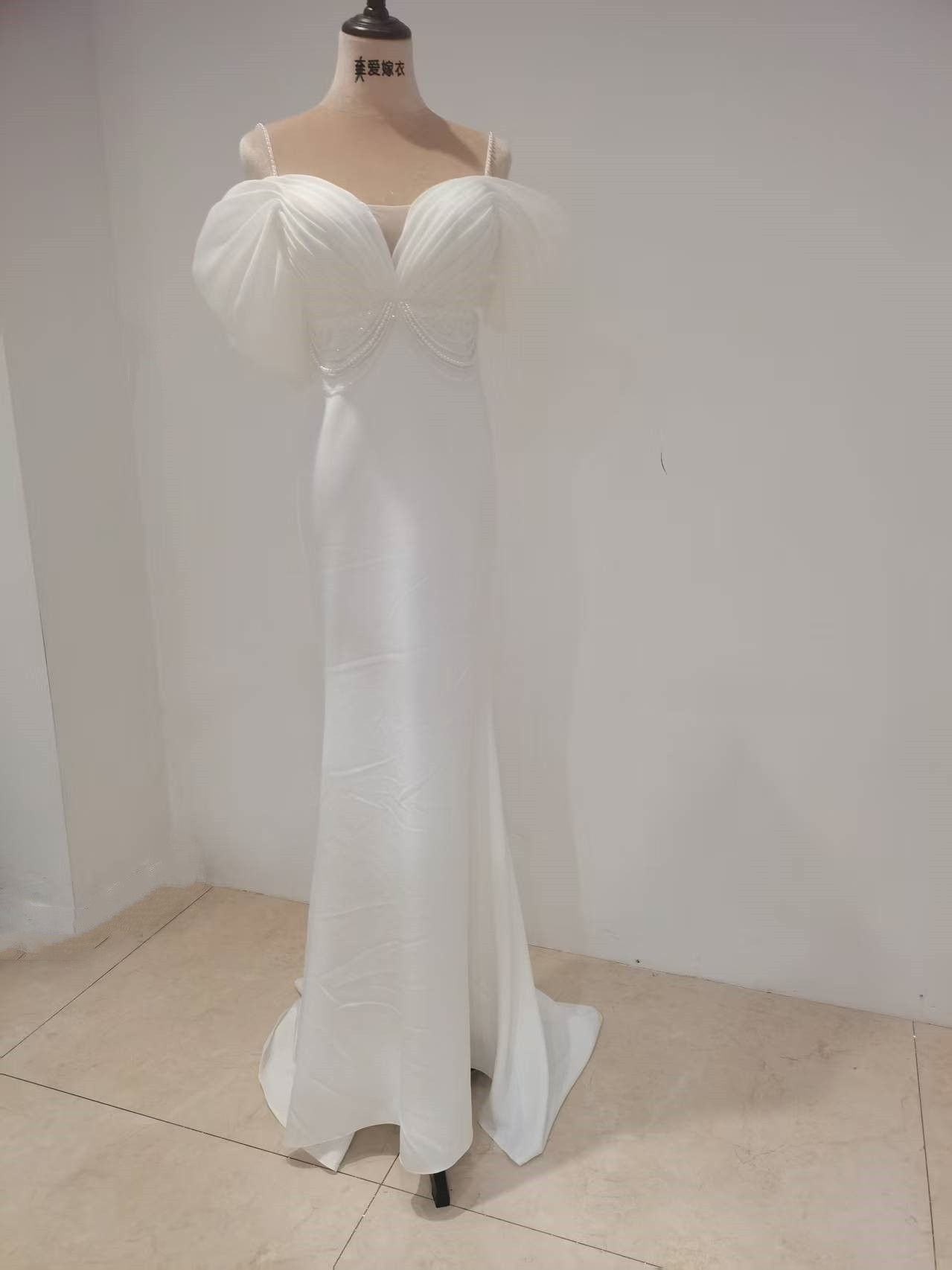 モダンスタイル  ホワイト  パール キャミソール ウェディングドレス  ショートトレインの  プロムドレス  3次会