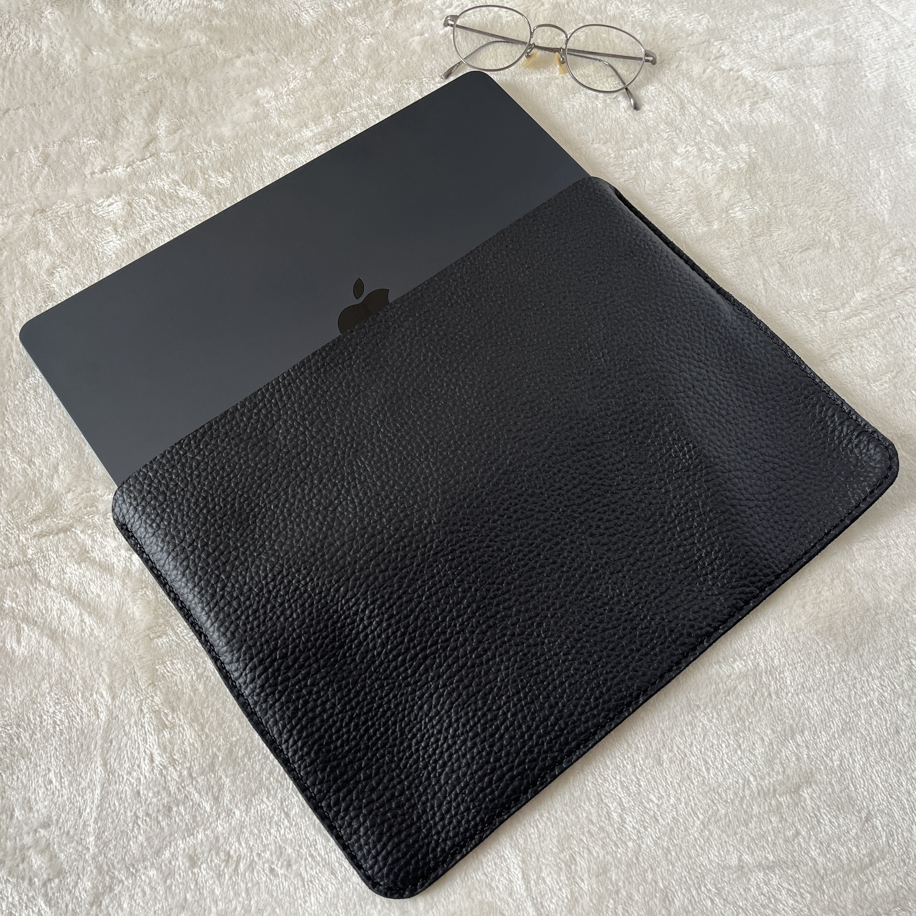 外に持ち運ぶ時にしっかり守る　本革×手縫いで仕上げたシンプルなPCケース　ブラック　シボ型押し