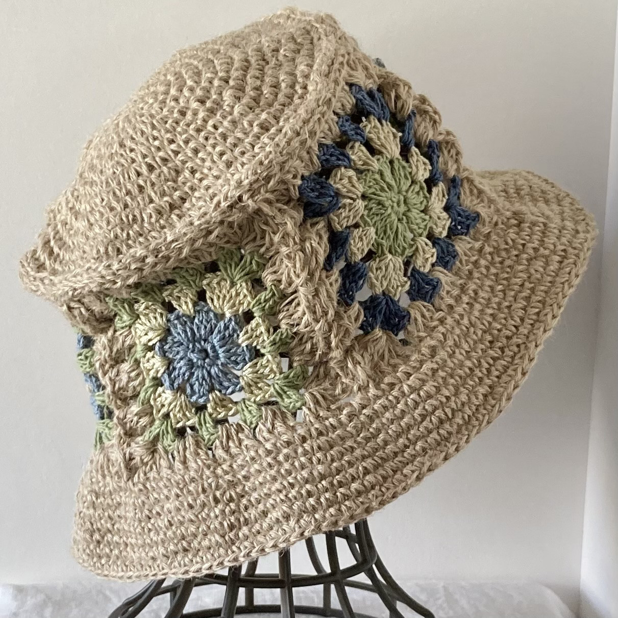 【再販　春の超早割】グラニースクエアの手編み ベージュ バケットハット レトロな花モチーフ