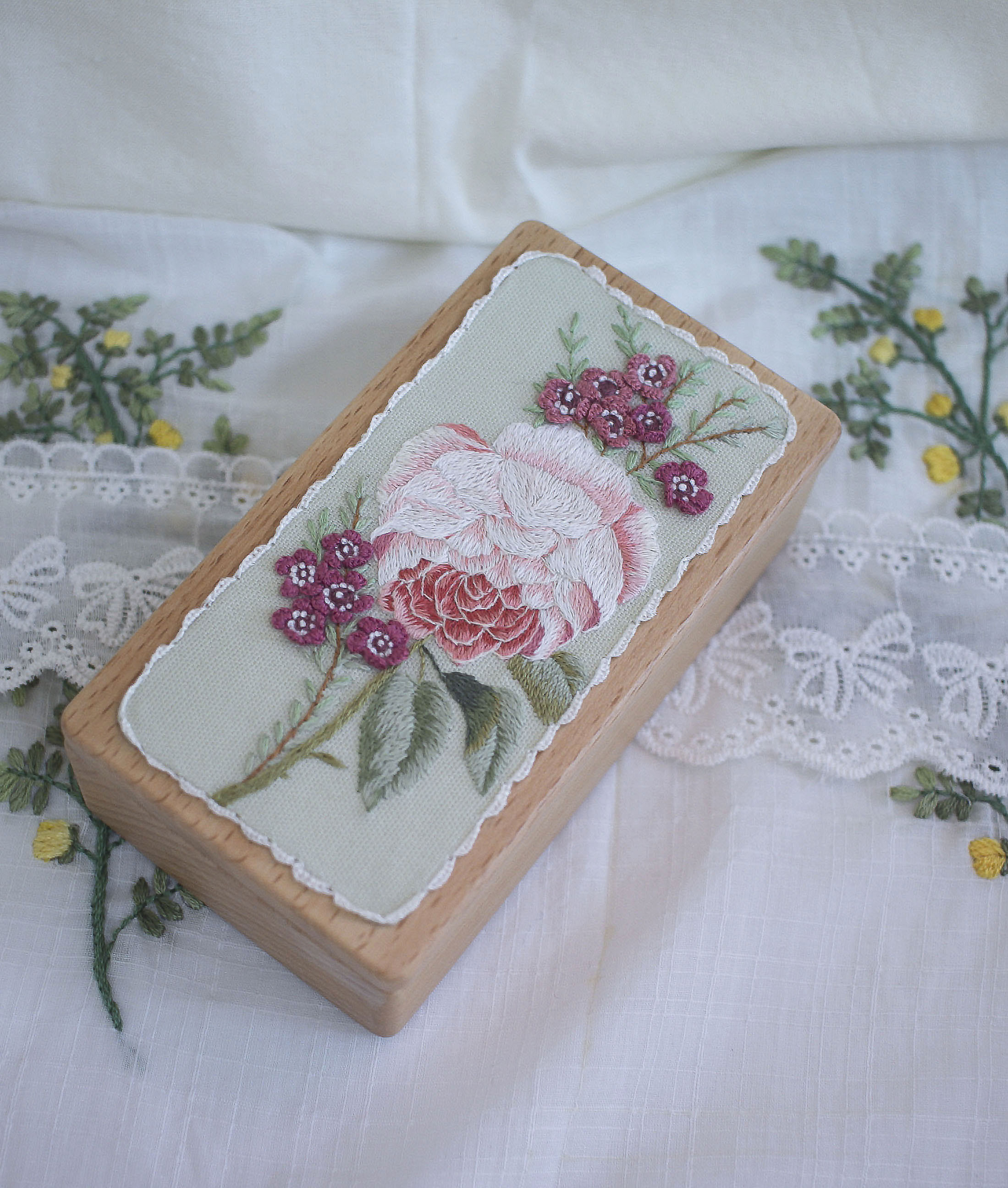 小さな刺繍ジュエリーボックス