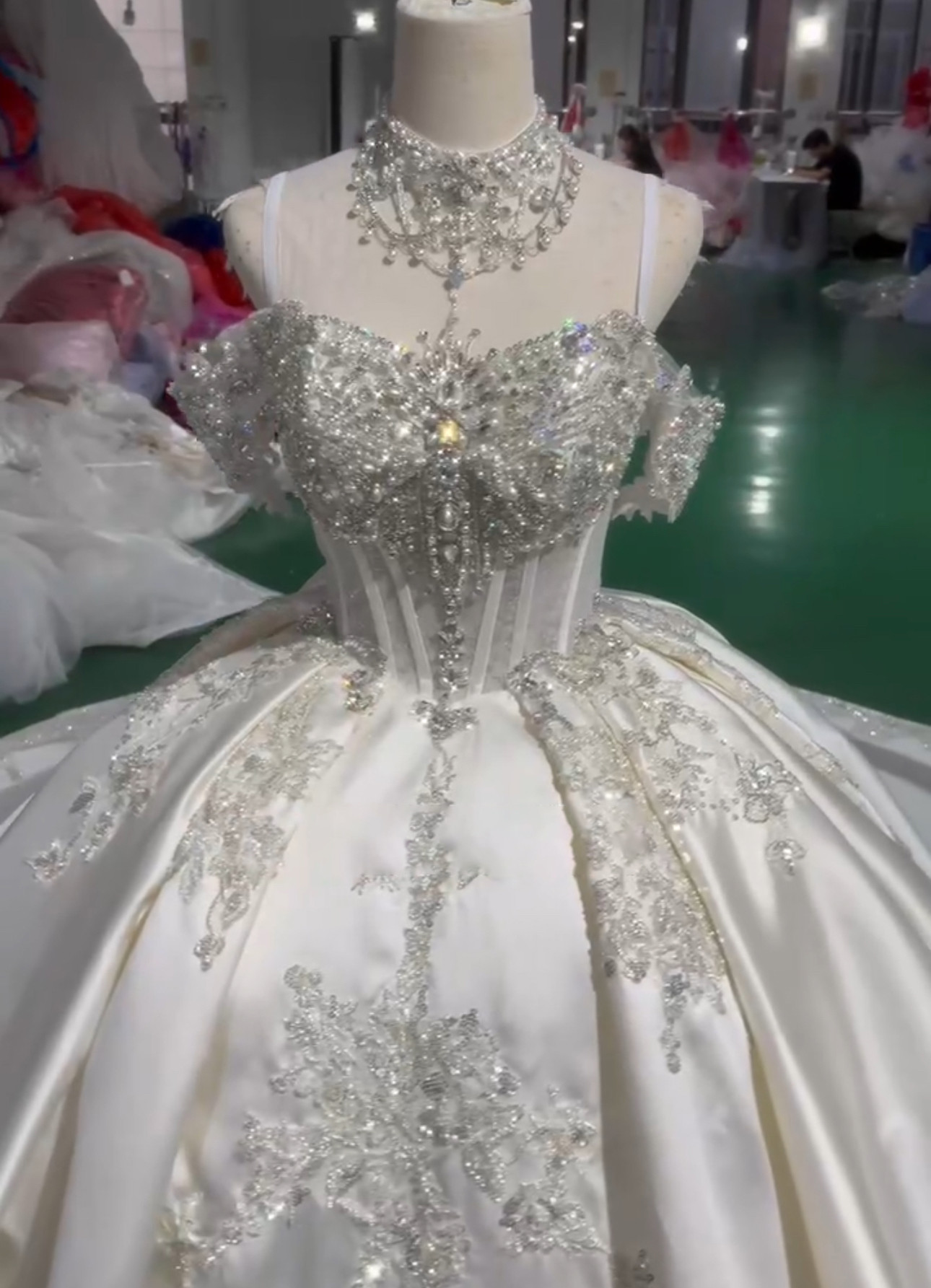 顧客満足度99％以上　二の腕を隠せる　光沢サテン　ウェディングドレス　オフショルダー　フレアスカート　痩せて見える前撮り