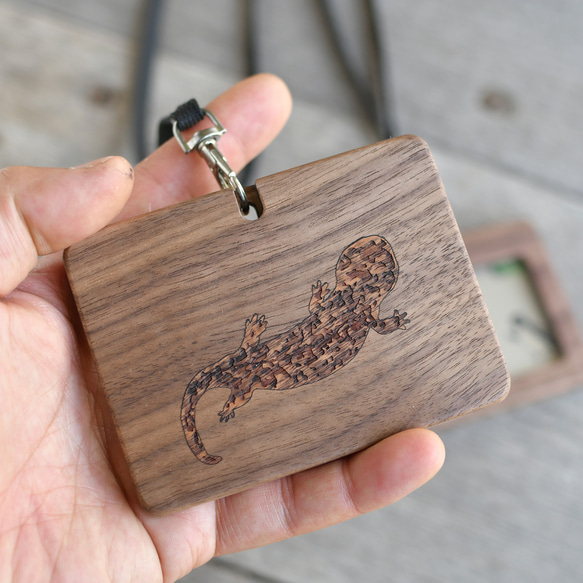 木製員工證件盒，附橫向壓克力窗口[大鯢] 第4張的照片