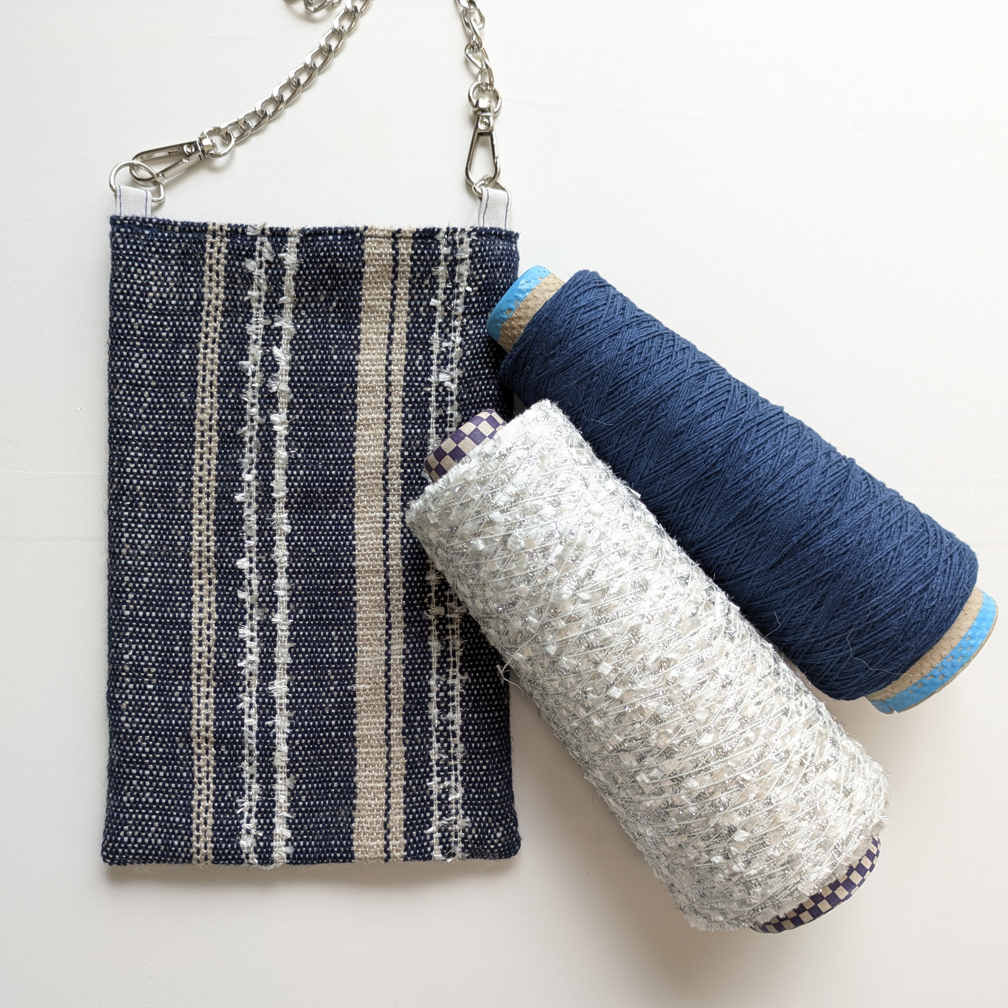 手織り布のスマホショルダー 　シルバーチェーンの持ち手　ユニセックスで使える一点もの