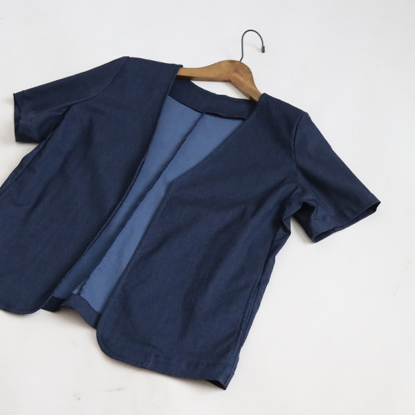 最終ＳＡＬＥ　斜横ぐーんと伸びる伸縮ストレッチ生地　ノーカラー 半袖 ジャケット　羽織り　ネイビーデニム　F90A