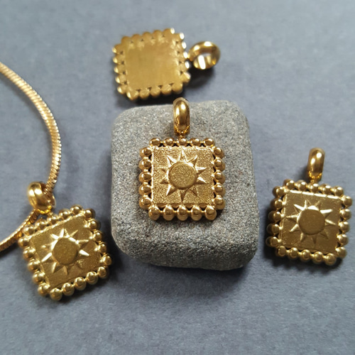 1pcs] オール ステンレス スクエア 太陽 チャーム ゴールド