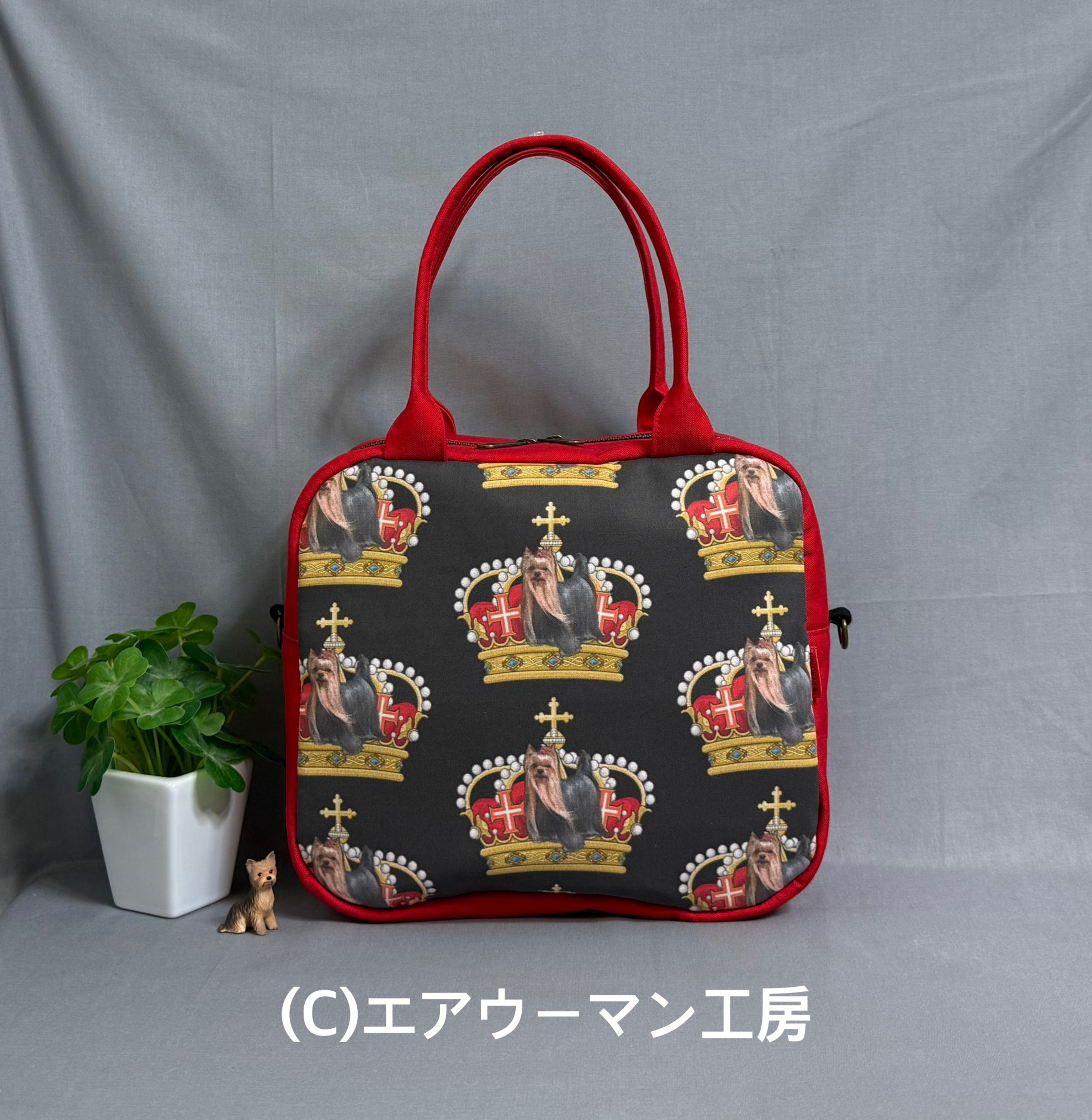 ヨークシャーテリアの柄の輸入生地と赤い１１号帆布で作った両開きファスナーのスクエアミニボストンバッグ