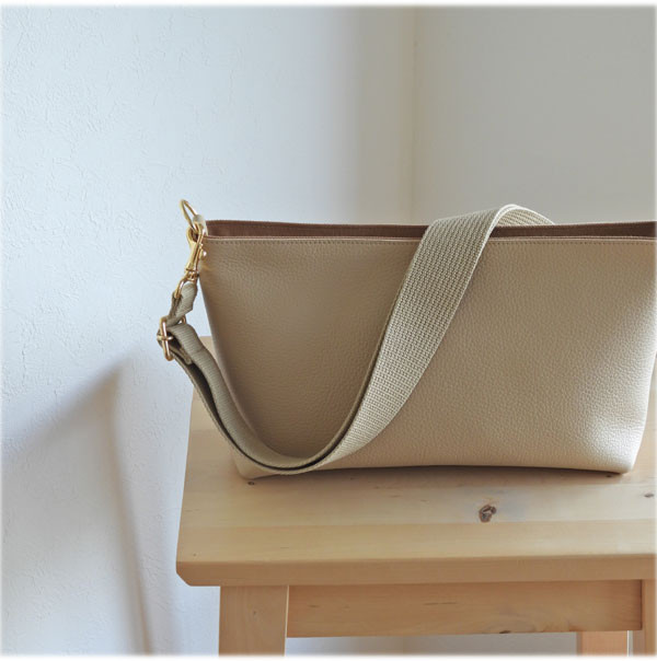 ユニセックス横長レザーショルダー （ ファスナー口 ） エクリュベージュ