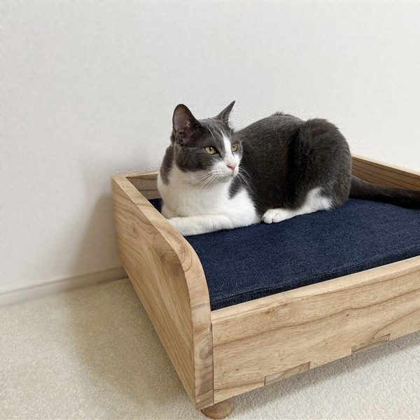 春ＳＡＬＥ　送料無料　天然無垢材ウッド　ペットのベッド　デニムのクッション付　猫 犬 コード穴有W99B