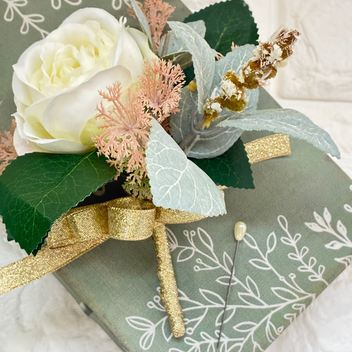 12本の白バラを使った純白ウェディングブーケ ブートニア付花言葉 ROSA