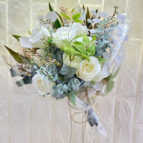 12本の白バラを使った純白ウェディングブーケ ブートニア付花言葉 ROSA