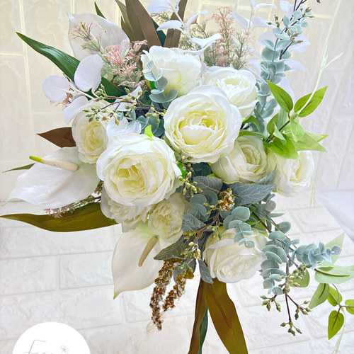 白バラ　ブーケ　ブーケトニア 12本の白バラを使った純白ウェディングブーケ ブートニア付花言葉 ROSA