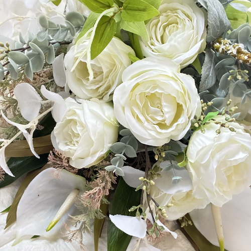 12本の白バラを使った純白ウェディングブーケ ブートニア付花