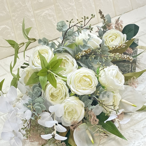 12本の白バラを使った純白ウェディングブーケ ブートニア付花言葉 ROSA