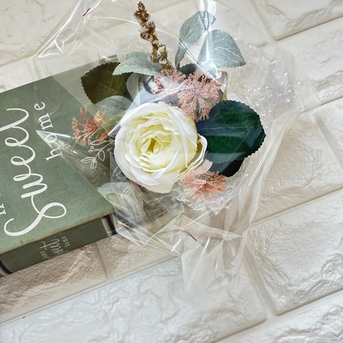 12本の白バラを使った純白ウェディングブーケ ブートニア付花言葉 ROSA