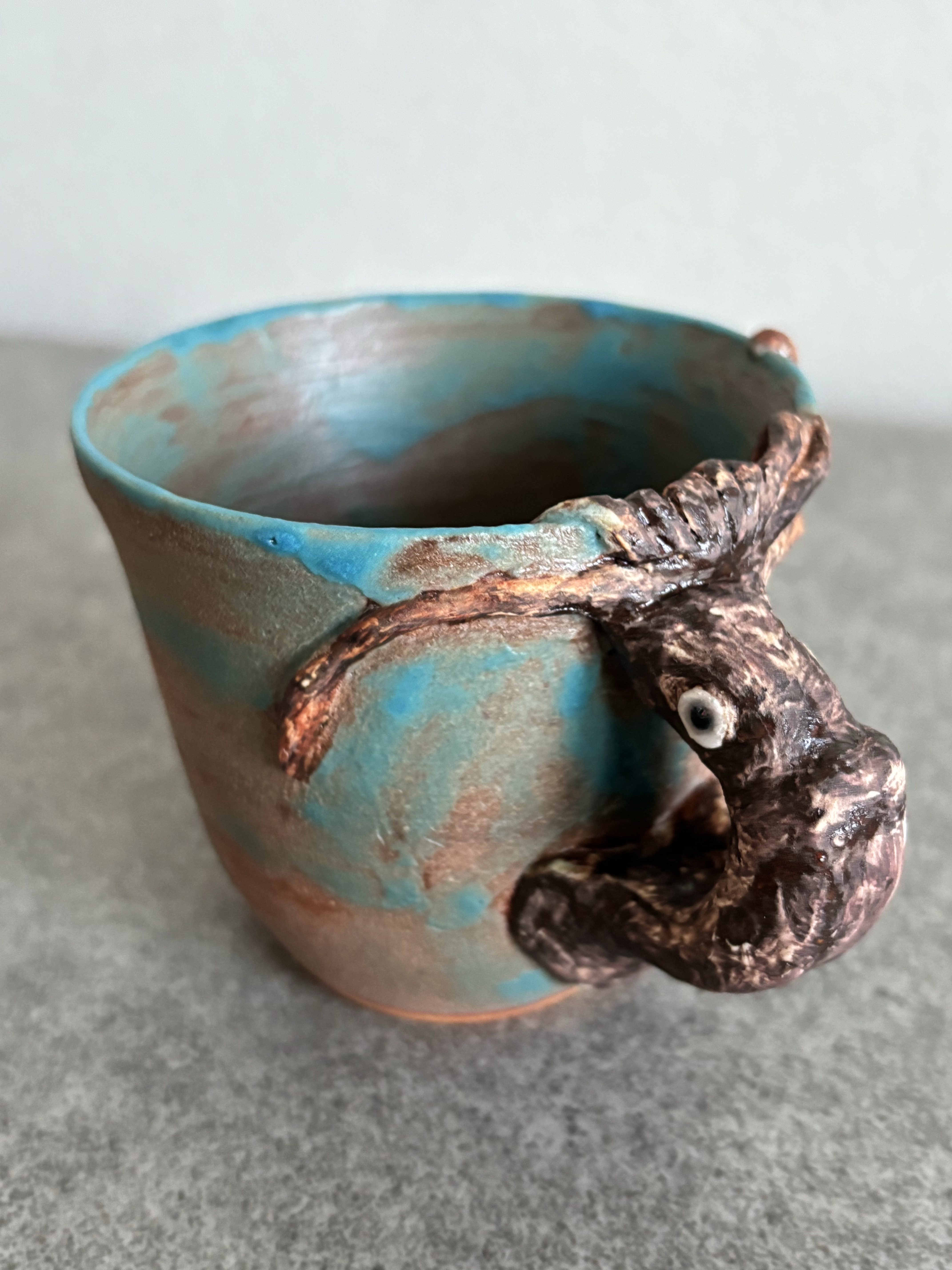 イカ　コーヒーカップ　海の生き物シリーズ　イカが取っ手　イカモチーフ　イカ好きの方に　ハワイアンブルー　釉薬垂れ　S-1