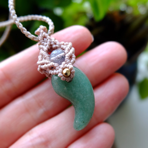 ヒマラヤゴールドアゼツライト・アベンチュリンのマクラメネックレス 勾玉 アベンチュリン（インド産）・アズライト&ヒマラヤローズ