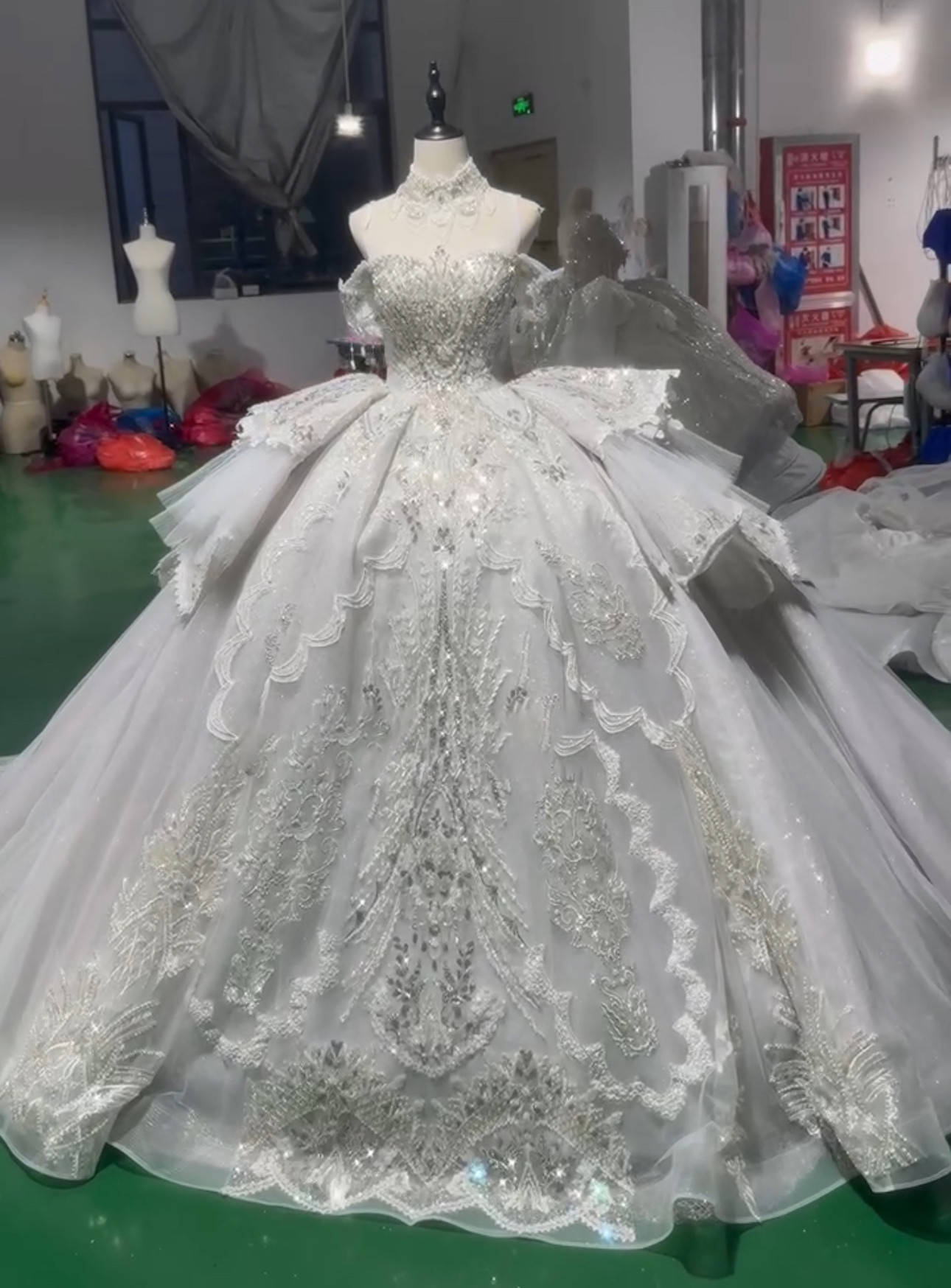 素材感を際立つ　ネックレス　ふんわりチュール　フランスレース　二の腕を隠せる　編み上げトレーン　優雅　エレガント花嫁挙式