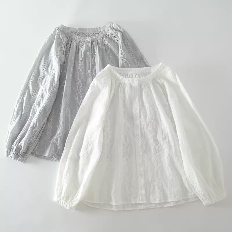 大人可愛いクルーネックブラウス 小花柄刺繍 コットン100% 長袖ゆったりブラウス 薄いグレイブルー/白