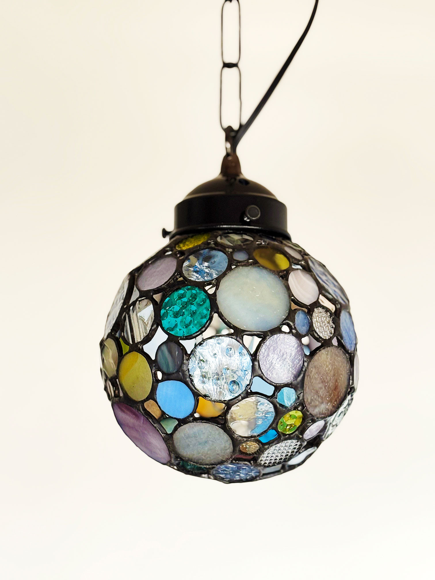 まるいガラスを散りばめたステンドグラスの吊り下げランプ