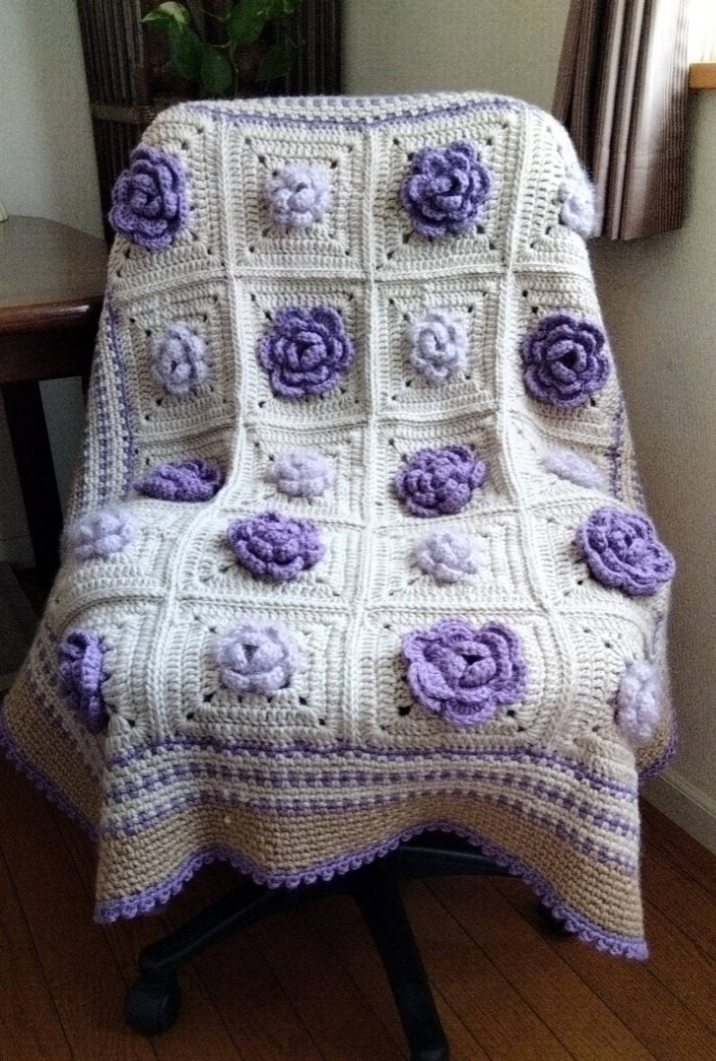 【秋冬】送料無料    アルパカ使用　スミレ色のお花ブランケット。