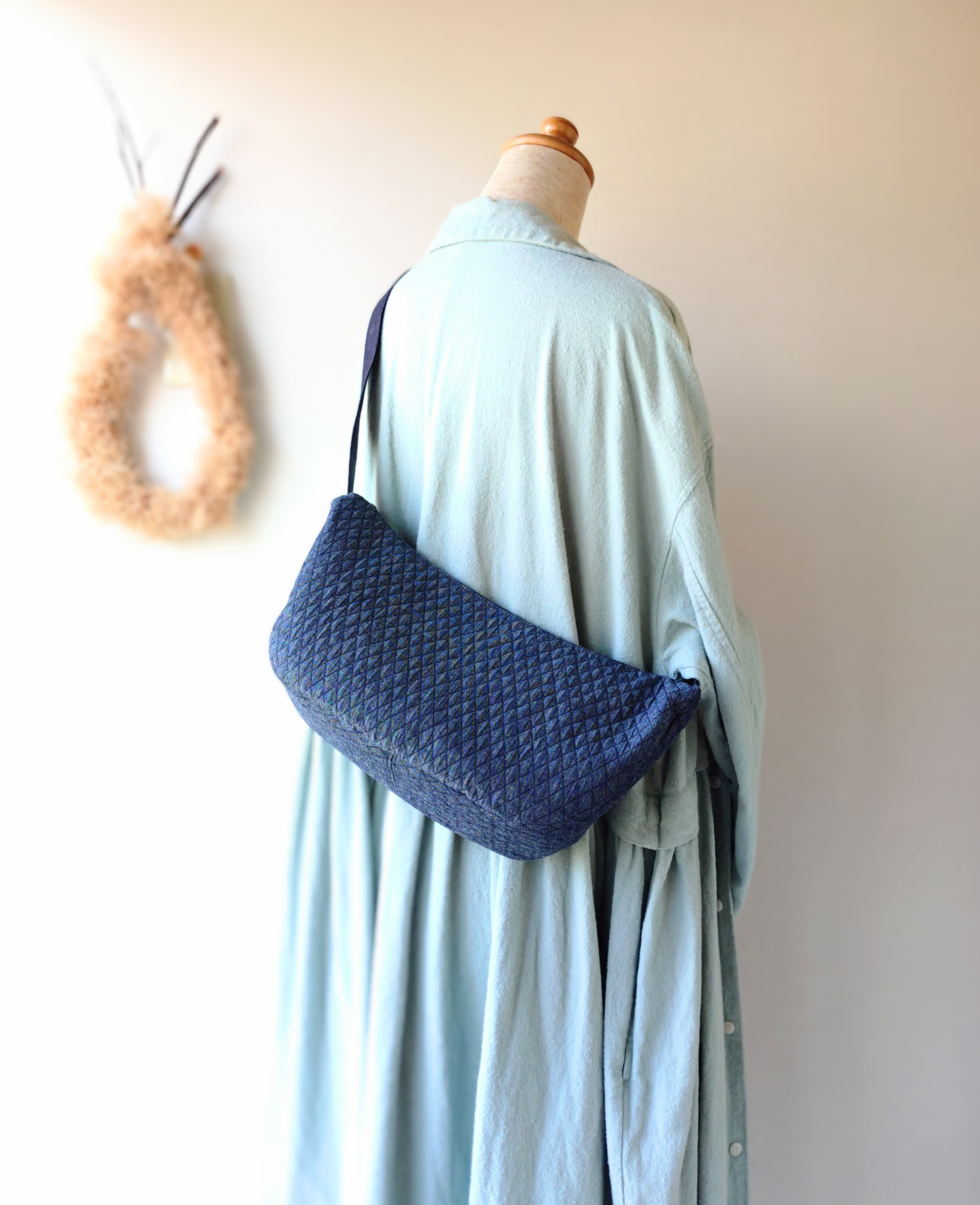 岡山デニムのキルティング　ボディバッグ　ムーンショルダーバッグ