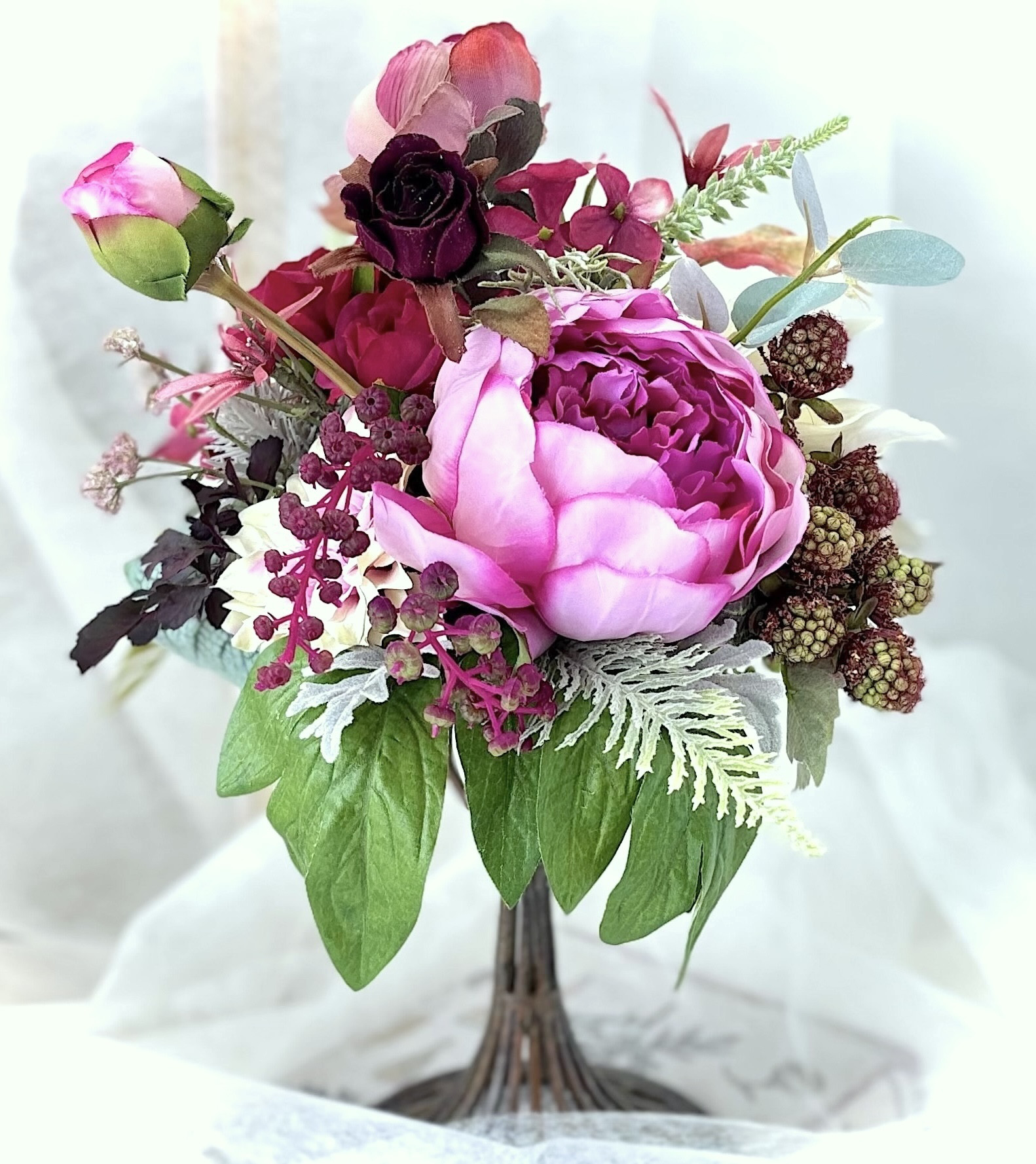 エンジとピンクのスタンドアレンジ《アーティフィシャルフラワー》