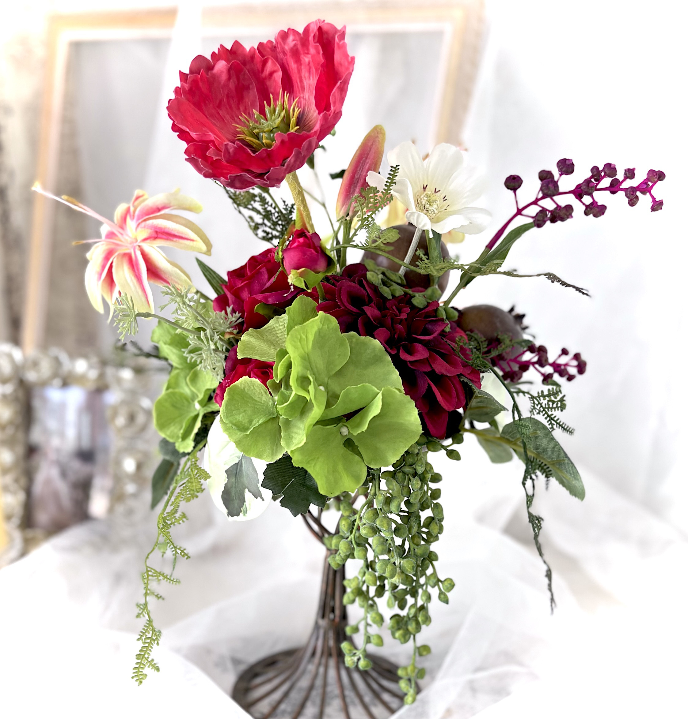 赤系のスタンドアレンジ《アーティフィシャルフラワー》