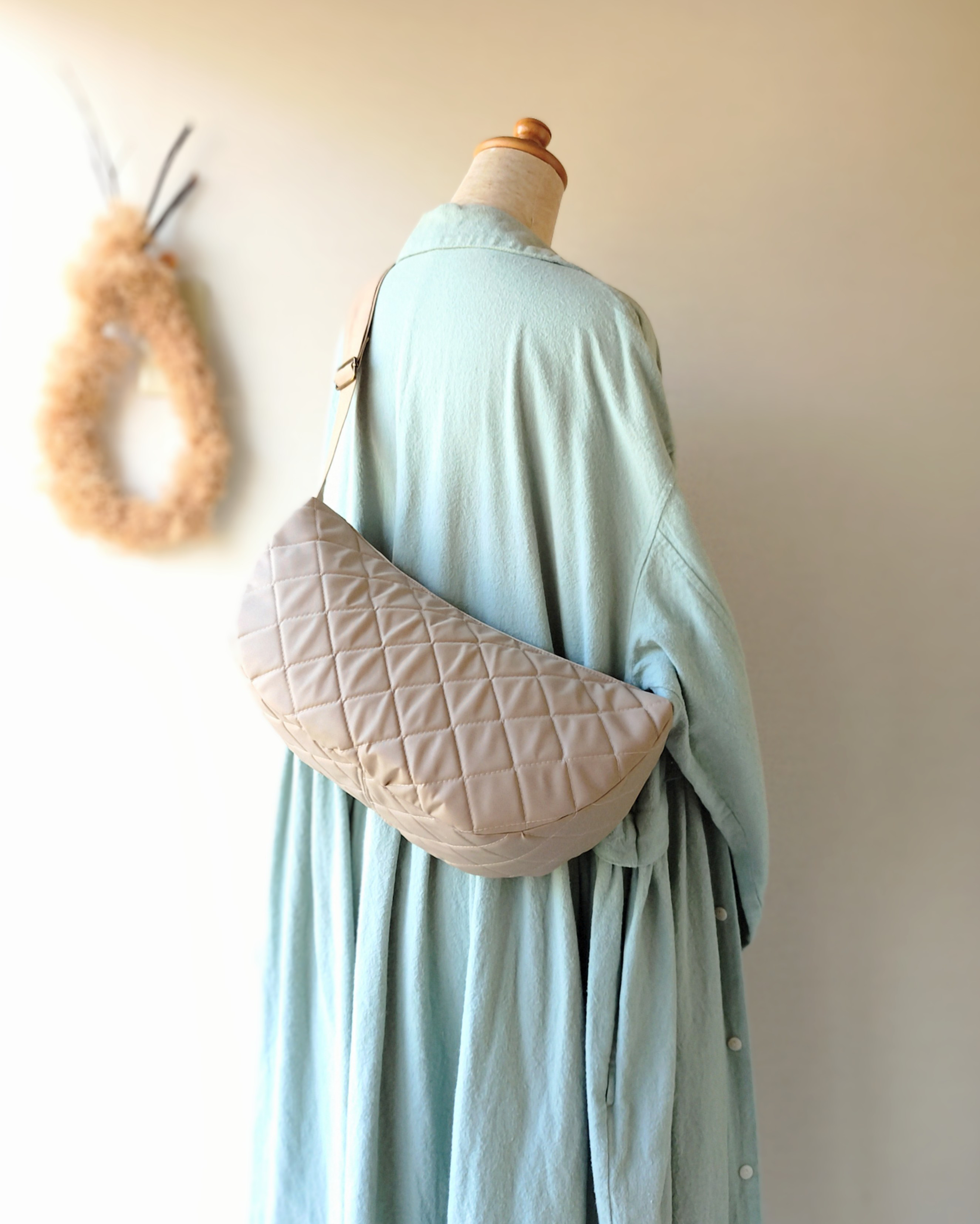 [カフェオレ]撥水キルティング　ボディバッグ　ムーンショルダーバッグ