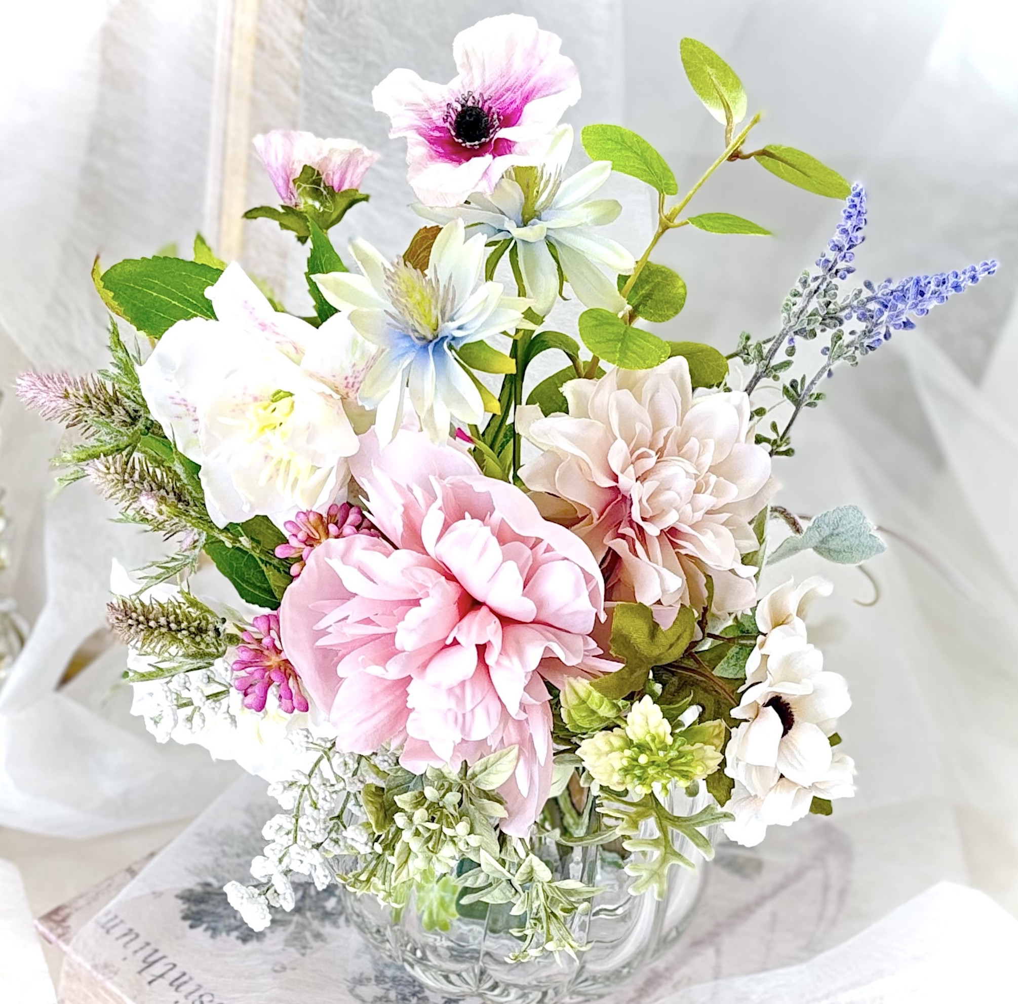 ナチュラルな花束アレンジ：ピンク系（花びん付き）【アーティフィシャルフラワー】