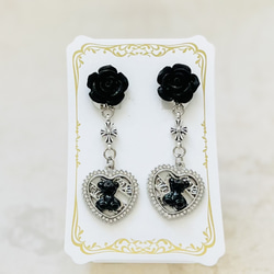 テディベアと薔薇と十字架のイヤリング・黒 1枚目の画像
