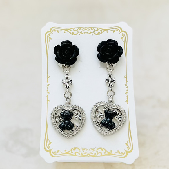 テディベアと薔薇と十字架のイヤリング・黒 1枚目の画像