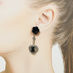 テディベアと薔薇と十字架のイヤリング・黒 3枚目の画像