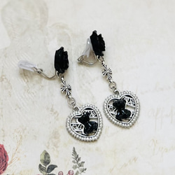 テディベアと薔薇と十字架のイヤリング・黒 2枚目の画像