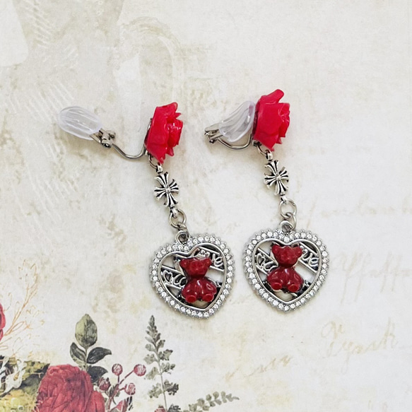 テディベアと薔薇と十字架のイヤリング・赤 2枚目の画像