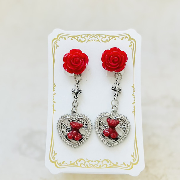 テディベアと薔薇と十字架のイヤリング・赤 1枚目の画像