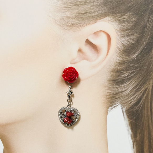 テディベアと薔薇と十字架のイヤリング・赤 3枚目の画像